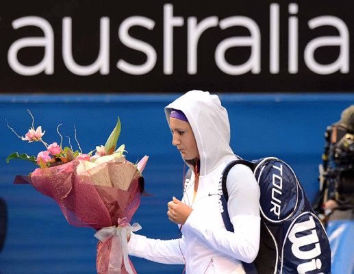 Su majestad Azarenka es la reina de Australia .
