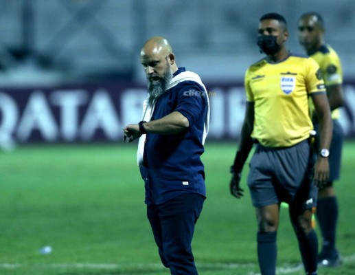 No se vio por TV: Con camiseta de Olimpia apoyando a Motagua, el beso y el 'invitado' en el palco