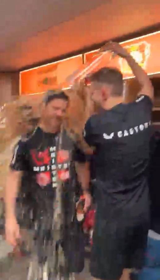 Fotos: Xabi Alonso se ‘hunde’ en el alcohol y la loca invasión de la afición del Bayer Leverkusen tras quedar campeones