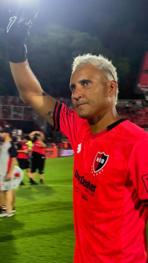 Keylor Navas se lució en su debut con Newell’s en Argentina: recibió premio y espectacular postal con la afición