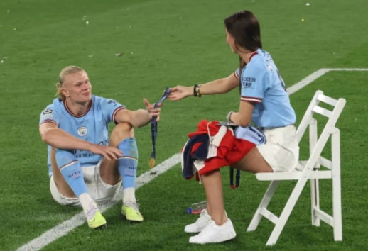 Lo tienen flechado: así festejó Haaland con su bella novia tras ganar la Champions con el Manchester City