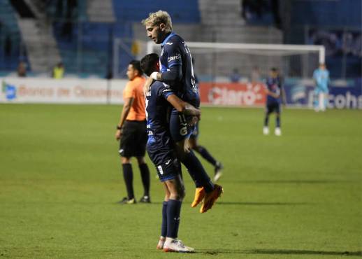 Lucas Campana y Agustín Auzmendi estuvieron involucrados en los cuatro goles del Motagua. FOTO: David Romero