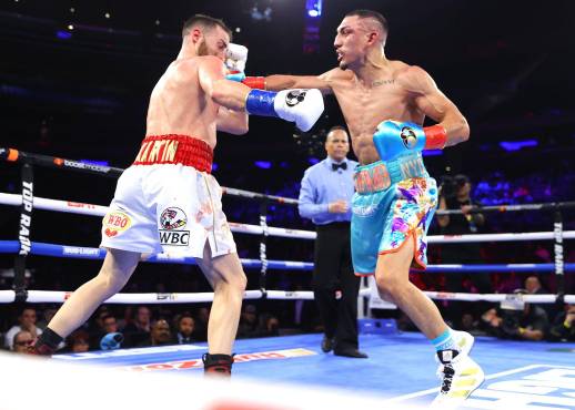 Teófimo López suma 18 victorias y una derrota como profesional. En 2023 peleará por el cinturón del Consejo Mundial del Boxeo en el peso superligero.