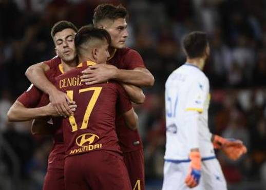 Roma's Italian forward Stephan El Shaarawy (L) celebrates with his teammates after scoring during the Serie A football match between AS Roma and Frosinone on September 26, 2018, at the Olympic Stadium in Rome. / AFP PHOTO / Filippo MONTEFORTE