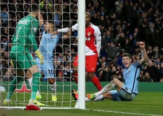 MAN001. MANCHESTER (REINO UNIDO), 21/02/2017.- El jugador del Manchester City John Stones (d) celebra después de anotar el cuarto gol ante el Monaco (4-3) hoy, martes 21 de febrero e 2017, durante el partido de ida de los octavos de final de la Liga de Campeones de Europa UEFA entre el AS Monaco y el Manchester City FC, disputado en el estadio Eithad de Manchester (Reino Unido). EFE/NIGEL RODDIS
