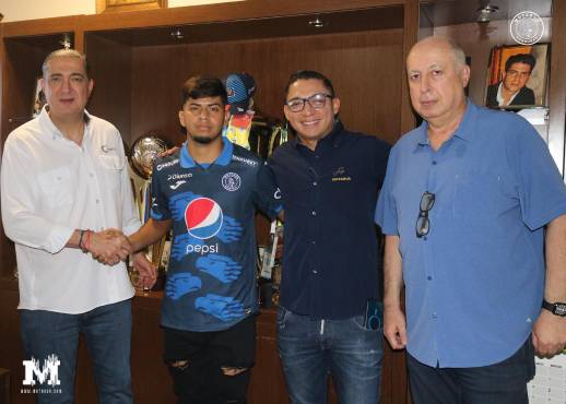 Pedro y Eduardo Atala, junto a Emilio Izaguirre dándole la bienvenida a Motagua a Cléver Portillo.
