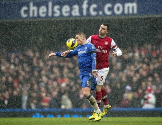 Chelsea vence 2-1 al Arsenal en un derbi londinense bajo la nieve.