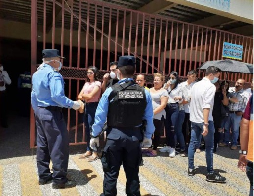 Desalojos y detenidos en fuertes operativos por las ciudades de Honduras durante toque de queda por coronavirus