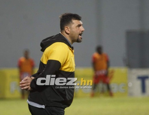 NO SE VIO EN TV: La cábala de Javier Padilla y los besos desde el banquillo