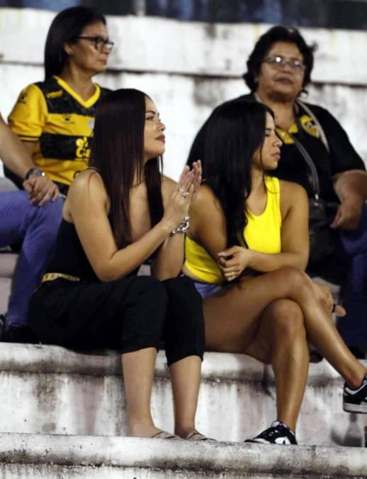 NO SE VIO EN TV: Feo gesto de  Moya a Troglio, la modelo que reapareció y lo insólito que pasó en el Real España - Olimpia