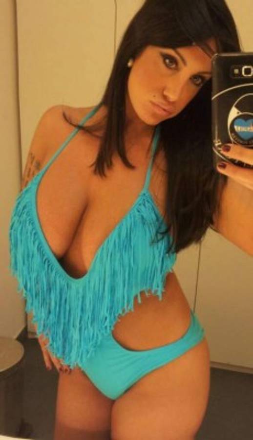 ¡EXPLOSIVA! Marika Fruscio, la sexi aficionada del Napoli que tiene de cabeza a la Serie A