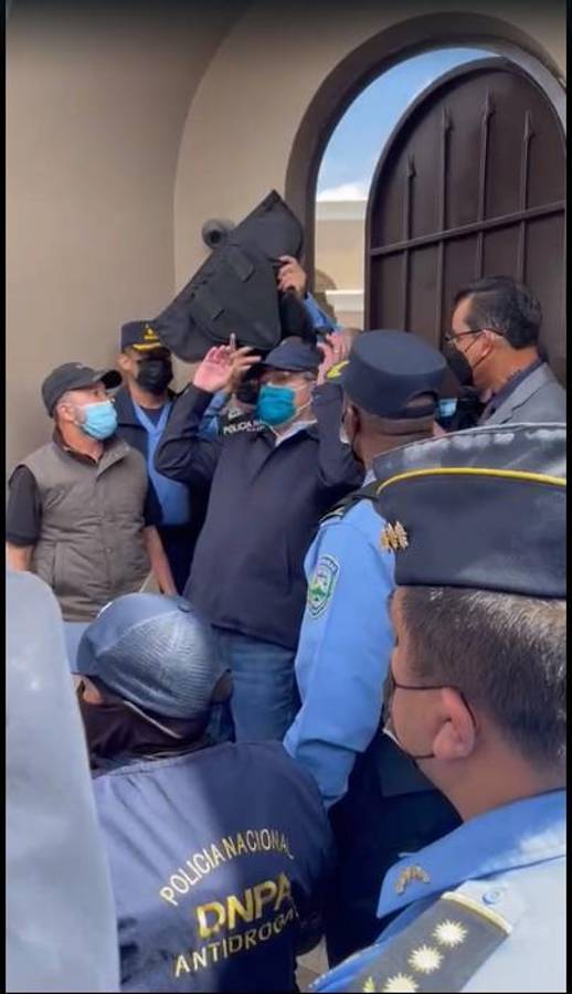 En camionetas de la DEA, “enchachado” de pies y manos y con chaleco antibalas: Las fotos del expresidente Juan Orlando Hernández tras ser capturado en Tegucigalpa