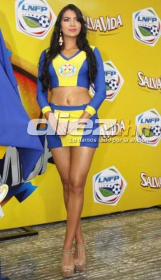 FOTOS: Clara y Bella, las muñecas que adornaron la Copa de campeón