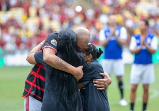 Así fue la despedida de Adriano: se ‘quiebra’ tras escuchar un mensaje de su padre fallecido  y el reencuentro con Ronaldo