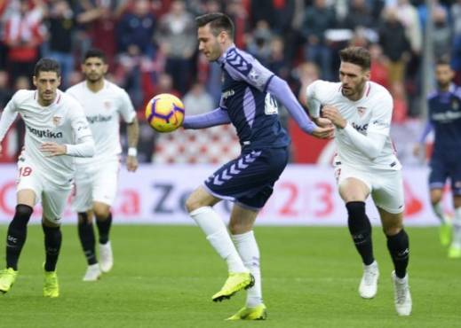 Real Valladolid's Croatian forward Duje Cop (C) controls the ball during the Spanish league football match Sevilla FC against Real Valladolid FC at the Ramon Sanchez Pizjuan stadium in Sevilla on November 25, 2018. (Photo by CRISTINA QUICLER / AFP)