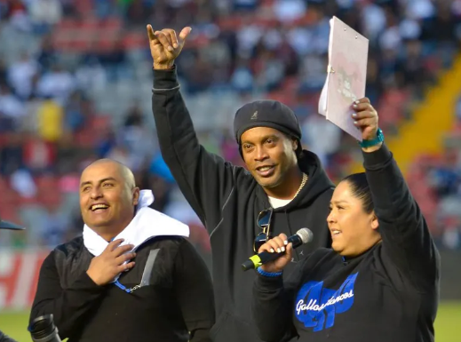 Así fue el regreso de Ronaldinho a México para la reapertura del estadio del Querétaro: solo aguantó medio tiempo