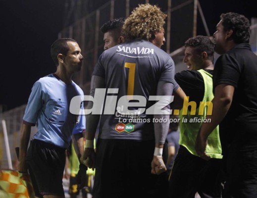 FOTOS: Semifinales de patadas, gritos, insultos y golpes en Honduras