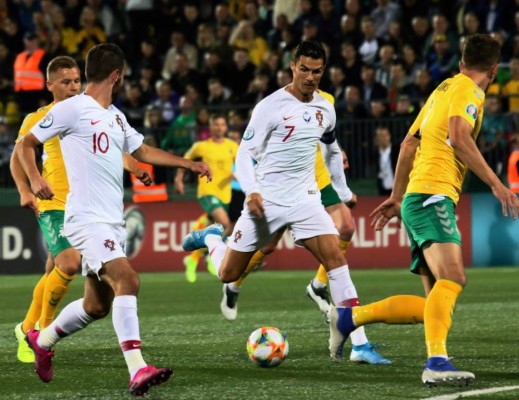 ¡Noche mágica! Cristiano Ronaldo se luce en goleada de Portugal marcando un póker