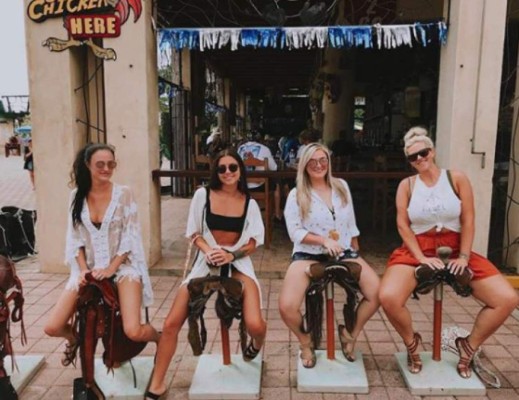 FOTOS: Roatán, 'inundada' de bellas turistas para la semana Morazánica 2019