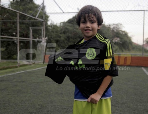 Niño hondureño exhibió regalo de Chicharito con sus compañeritos