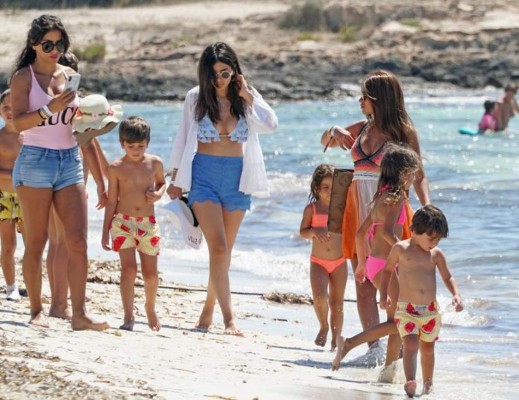 Antonella y sus descuidos; las vacaciones de Messi, Fabregas y Suárez con sus parejas