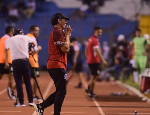 El descontrol de los futbolistas en el Olímpico, delicado momento de Menjívar y el chistoso 'banco' que utilizó Diego Vázquez