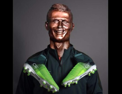 MEMES: Estatua de Cristiano en aeropuerto desata burlas en todo el mundo