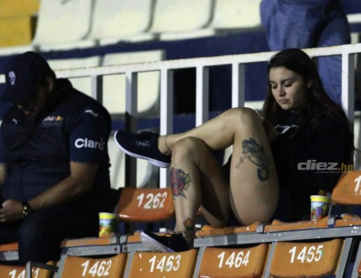 La hermosa chica que enamoró en el Nacional; la afición del Real España y el peligro del estadio capitalino