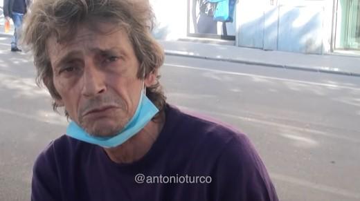 De futbolista profesional en Italia a vivir en la calle solo, enfermo y desnutrido; su primo fue héroe en un Mundial