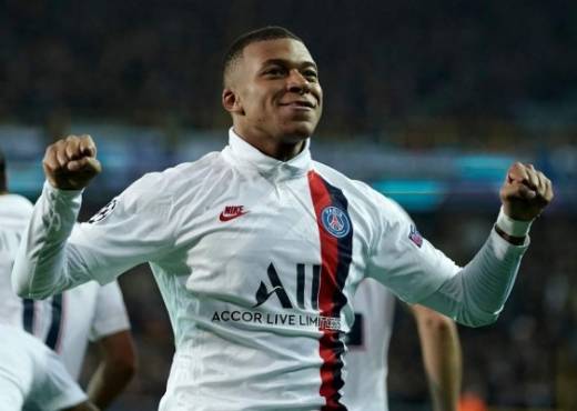 TOPSHOT - Paris Saint-Germain's French forward Kylian Mbappe celebrates scoring his team's fourth goal during the UEFA Champions League Group A football match between Brugge and Paris Saint-Germain's (PSG) on October 22, 2019 at the Jan Breydel stadium in Bruges. (Photo by Kenzo TRIBOUILLARD / AFP)
