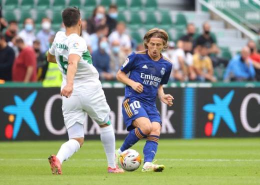 Elche's Spanish defender Pedro Bigas (L) fights for the ball with Real Madrid's Croatian midfielder Luka Modric during the Spanish League football match between Elche CF and Real Madrid CF at the Martinez Valero stadium in Elche on October 30, 2021. (Photo by JOSE JORDAN / AFP)