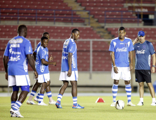 La Selección reconoció este jueves por la noche el estadio Rommel Fernández.