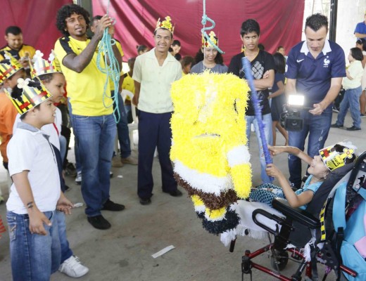 FOTOS: Real España consiente a los reyes de la casa en su día