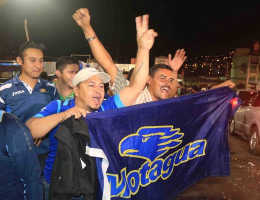 La afición de Motagua se luce al llenar el estadio Nacional