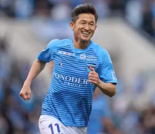 El futbolista más viejo del mundo cumple 58 años: su club actual y desliza cuándo podría retirarse