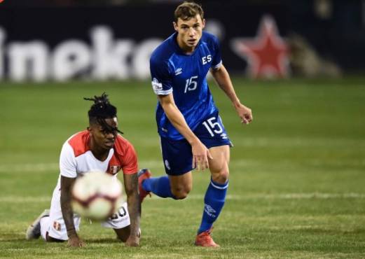 El Salvador's defender Tomas Granitto (R) vies for the ball with Peru's foward Yordy Reyna during the international friendly match between Peru and El Salvador at the RFK stadium in Washington, DC, on March 26, 2019. (Photo by Eric BARADAT / AFP)