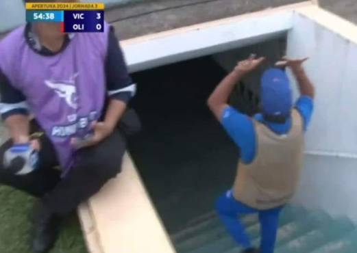 ¡Lo tuvieron que detener! Troglio se descontrola, se palabrea con el cuarto árbitro y se va expulsado