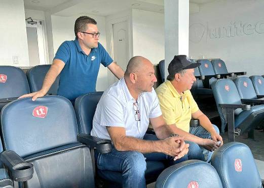 ‘Bolillo’ Gómez y su cuerpo técnico continúan espectando la Liga Nacional: visitaron el Olimpia-Victoria en Tegucigalpa