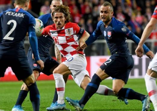 Croatia's midfielder Luka Modric (C) fights for the ball with Slovakia's defender Peter Pekarik (L), Stanislav Lobotka (R) during the Euro 2020 Group E football qualification match between Croatia and Slovakia at the Rujevica Stadium in Rijeka, Croatia on November 16, 2019. (Photo by Denis LOVROVIC / AFP)