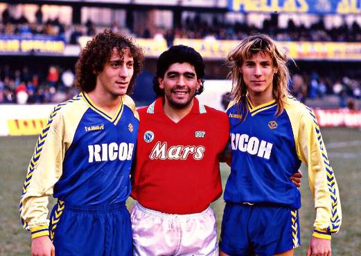 Pedro Troglio conserva la mítica camiseta roja que Diego Maradona portó en solo una ocasión con el Nápoles en los años noventas.
