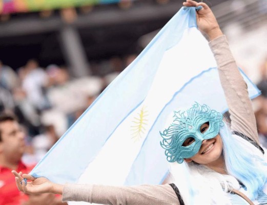 Argentinos y holandeses disfrutando de un gran ambiente en las gradas .