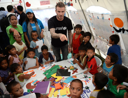 David Beckham reparte sonrisas entre los niños de Filipinas