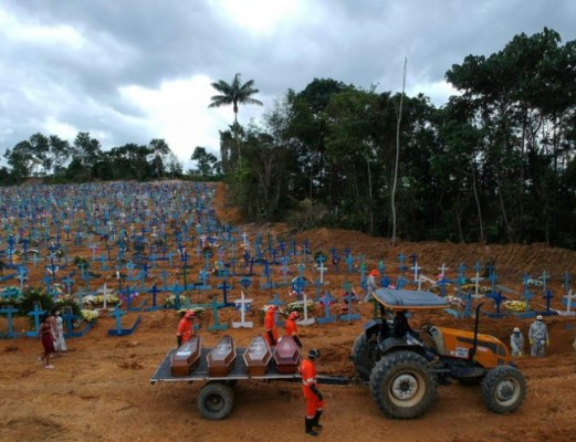 Talan bosque tropical en Manaos, Brasil para abrir cientos de tumbas por muertes de coronavirus