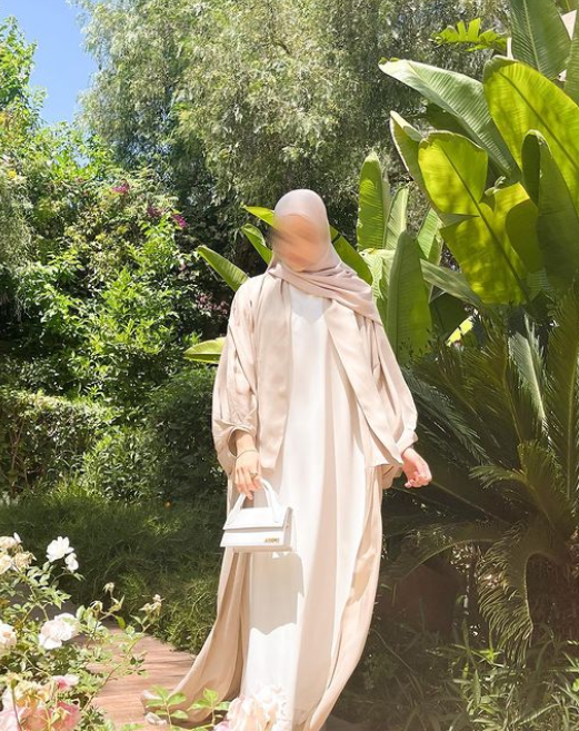 Siempre con el rostro cubierto: la influencer y misteriosa mujer que conquistó a crack del Barcelona