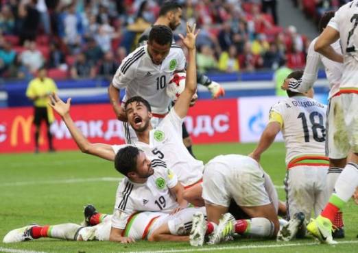 Kazan (Russian Federation), 18/06/2017.- Hector Moreno of Mexico (down) celebrates with teammates scoring the 2-2 during the FIFA Confederations Cup 2017 group A soccer match between Portugal and Mexico at the Kazan Arena in Kazan, Russia, 18 June 2017. (Rusia) EFE/EPA/TOLGA BOZOGLU