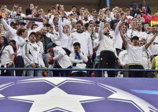 Real Madrid fans cheer their team before the UEFA Champions League semifinal second leg football match Club Atletico de Madrid vs Real Madrid CF at the Vicente Calderon stadium in Madrid, on May 10, 2017. / AFP PHOTO / GERARD JULIEN