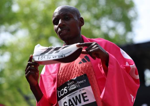 El corredor de Kenia, escribió con sus manos el tiempo conseguido en la maratón de Londres, mismo que convirtió en el récord de todos los tiempos. EFE/EPA/NEIL HALL