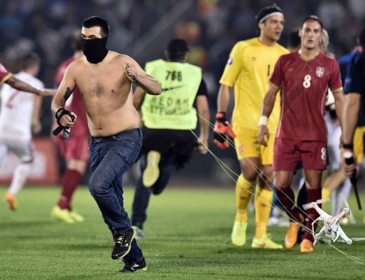 Incidentes y caos en el encuentro entre Serbia-Albania