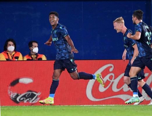 Triplete, euforia total y nuevo festejo: Así fue la brillante actuación del Choco Lozano en el Villarreal-Cádiz