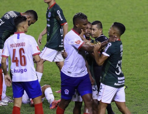 El descontrol de los futbolistas en el Olímpico, delicado momento de Menjívar y el chistoso 'banco' que utilizó Diego Vázquez